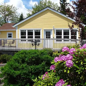 Chalet Larinda's Landing Oceanfront Cottages, Halifax